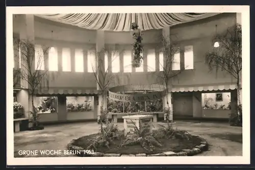 AK Berlin, Grüne Woche 1953, Ausstellungshalle mit Fleurop-Stand, Innenansicht