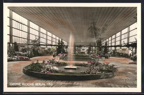 AK Berlin, Grüne Woche 1953, Ausstellungshalle mit Brunnen, Innenansicht