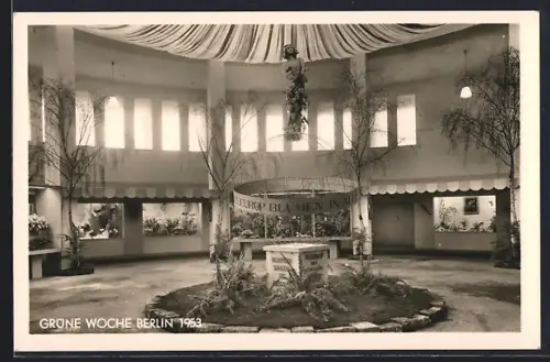AK Berlin, Grüne Woche 1953, Ausstellungshalle mit Fleurop-Stand, Innenansicht
