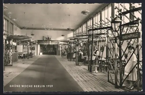 AK Berlin, Grüne Woche 1959, Ausstellungshalle mit Puppe Rheinpfalz, Innenansicht