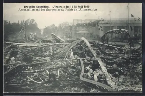 AK Bruxelles, Exposition 1910, L`Incendie des 14-15 Août, Amoncellement des charpentes du Palais de l`Alimentation