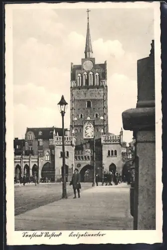 AK Rostock, Krögelinertor mit Strassenpartie