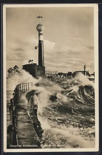 AK Warnemünde, Westmole bei Sturm