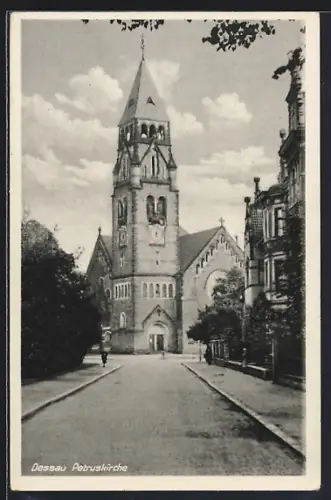 AK Dessau, Petruskirche mit Strassenpartie