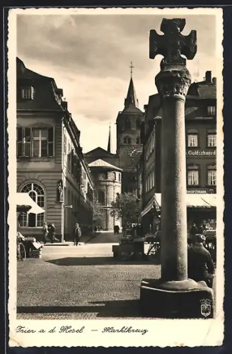AK Trier a. d. Mosel, Marktkreuz mit Blick zur Kirche