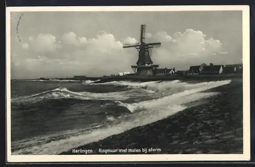 AK Harlingen, Ringmuur met molen bij storm