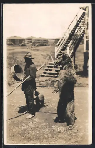 Foto-AK Mann mit Tanzbär und Affe, Dressur