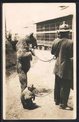 Foto-AK Mann mit Tanzbär und Affe, Dressur