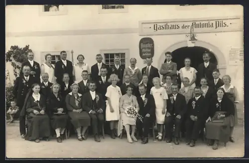 Foto-AK Freistadt /O. Ö., Gasthaus der Antonia Pils, Gruppenbild vor dem Eingang