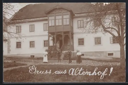 AK Altenhof /O.-Oe., Gruppenbild vor einem Gebäude