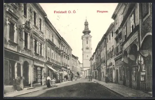 AK Freistadt, Pfarrgasse mit Geschäften und Kirche