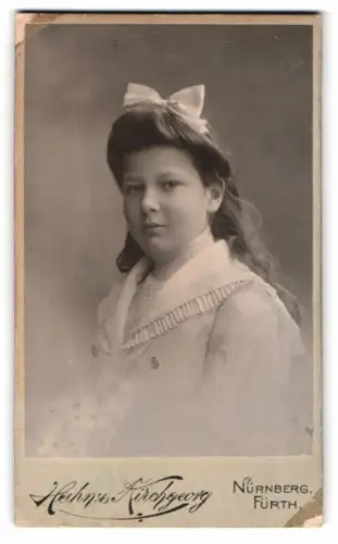 Fotografie Hahn & Kirchgeorg, Nürnberg, Vestnerthorgraben 47, Ella Hofmann mit Schleife
