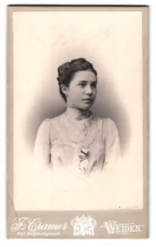 Fotografie F. Cramer, Weiden, Julie Fehrmarn in einem Kleid mit hochgeschlossenem Kragen