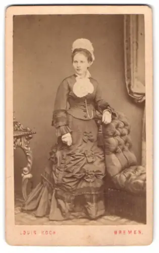 Fotografie Louis Koch, Bremen, auf der Brake 20, Liese Meyer in tailliertem Kleid mit Haube
