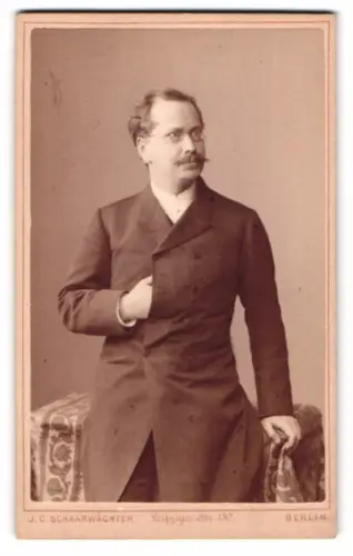 Fotografie J. C. Schaarwächter, Berlin, Leipziger Str. 130, Hermann Gock mit Brille und Schnurrbart