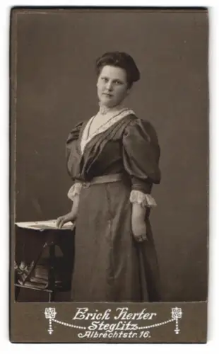 Fotografie Erich Herter, Steglitz, Albrechtstr. 16, Porträt einer Dame in elegantem Kleid