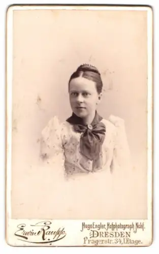 Fotografie Hugo Engler, Dresden, Pragerstrasse 34, Ida Gock in geblümtem Kleid