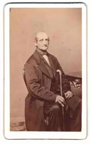 Fotografie unbekannter Fotograf und Ort, Lars Jacobsen mit Gehstock