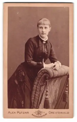 Fotografie Alex Putzar, Greifswald, Bahnhofstrasse 53, Hedwig Reiner in dunklem Kleid mit Rüschen