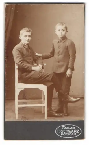 Fotografie F. Schwarz, Potsdam, Hans und Arthur im Jahr 1910