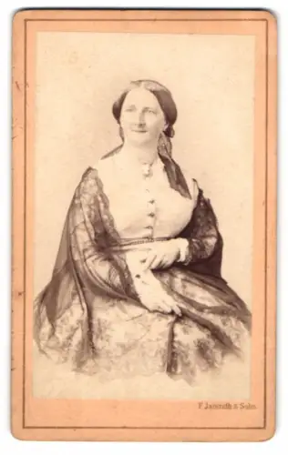 Fotografie F. Jamrath & Sohn, Berlin, Tauben Strasse 20, Frau Gottgetreu mit Tuch und Gemme