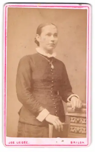 Fotografie Jos. Leisse, Brilon, Paula in tailliertem Kleid