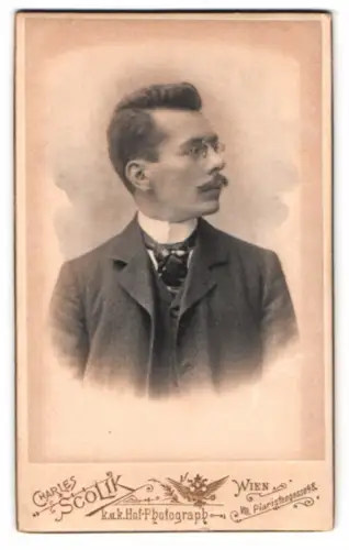 Fotografie Charles Scolik, Wien, Piaristengasse 48, Edmund mit Brille und Schnurrbart