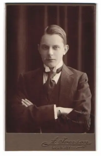 Fotografie A. Iverson, Ljungby, Junger Mann mit verschränkten Armen, signiert 1919