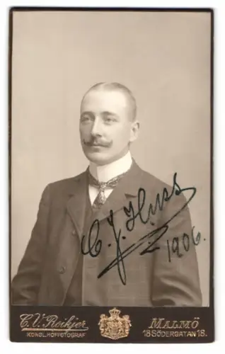 Fotografie C. V. Roikjer, Malmö, Södergatan 18, C. J. Huss im Jahr 1906
