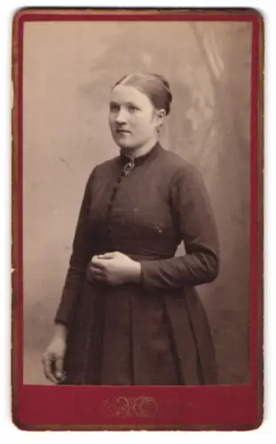 Fotografie H. Osti, Uppsala, Lödenska huset, Charlotta Anna in tailliertem Kleid