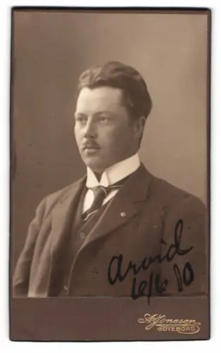 Fotografie A. Jonason, Göteborg, Östra Hamngatan 39, Arvid im Jahr 1910