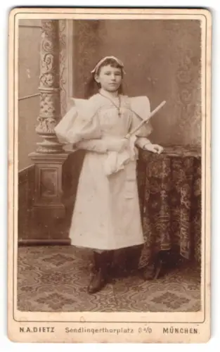 Fotografie N. A. Dietz, München, Sendlingerthorplatz 6, Maria Dietmann zu ihrer Kommunion