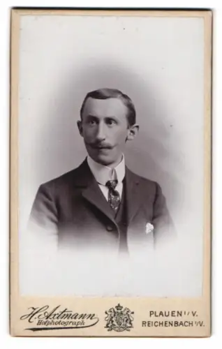 Fotografie H. Axtmann, Plauen i. V., Bahnhofstrasse 27, Richard mit Schnurrbart