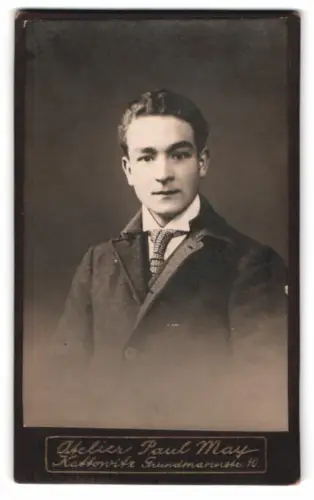 Fotografie Paul May, Kattowitz, Grundmannstrasse 10, Gustav Wollny im Wollmantel