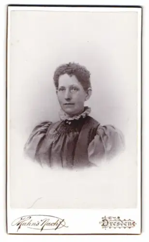Fotografie Hahn`s Nachf., Dresden, Ferdinandstrasse 11, Clara Fricke in hochgeschlossenem Kleid