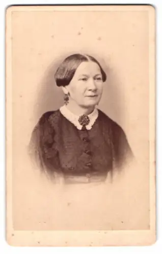 Fotografie A. Winkler, Görlitz, Bismarck Str. 18, Bartha Schwindt geb. Hirsch mit schwarzem Tuch