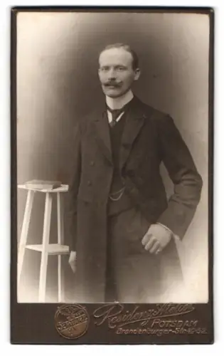 Fotografie Residenz-Atelier, Potsdam, Brandenburgerstr. 49/52, Carl in Anzug und Krawatte