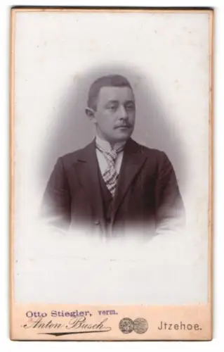 Fotografie Otto Stiegler, Itzehoe, Poststrasse 5, Herr Delfs mit karierter Krawatte