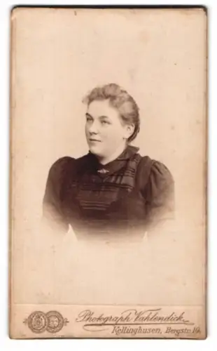 Fotografie Vahlendick, Kellinghusen, Bergstrasse 10, Gretchen Luderz in tailliertem Kleid