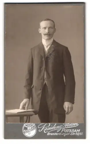 Fotografie Residenz-Atelier, Potsdam, Brandenburger-Str. 50/51, Carl in einem Anzug mit weisser Krawatte