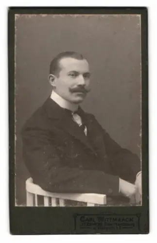 Fotografie Carl Wittmaack, Itzehoe, Bergstrasse 1a, Georg Todenbüchel auf einem Stuhl sitzend