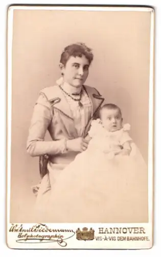 Fotografie Emil Tiedemann, Hannover, Ernst August Platz 5, Marie Schröder mit ihrer Tochter Agnes im Jahr 1900