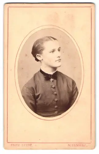 Fotografie Fritz Leyde, Nürnberg, Rothenburger Strasse 5, Frau Höfner mit Kreuzanhänger