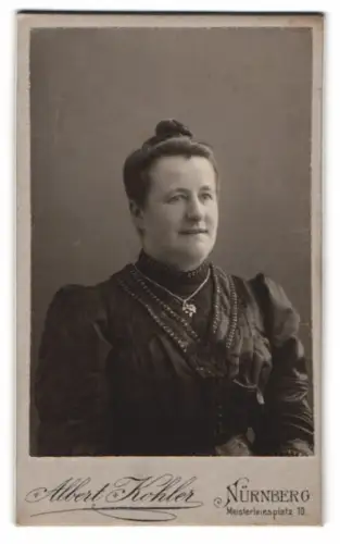 Fotografie Albert Kohler, Nürnberg, Meisterleinsplatz 10, Frieda Hopp mit hochgestecktem Haar