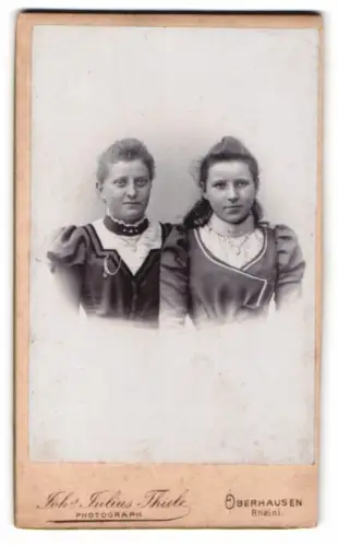 Fotografie Johs. Julius Thiele, Oberhausen, Friedrich Carlstr. 32, Elise und Christine in eleganter Kleidung