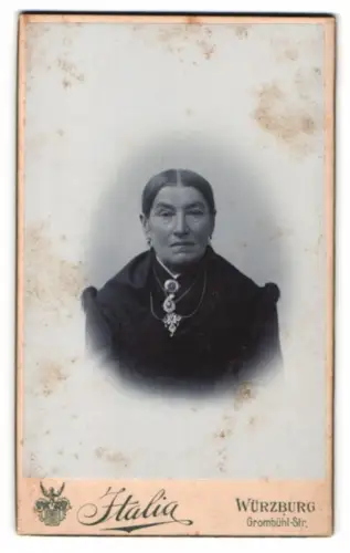 Fotografie Atelier Roland von Ayx, Würzburg, Grombühl-Str., Frau Reuss im Porträt