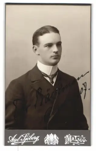 Fotografie Axel Sjöberg, Malmö, Stortorget, Tor Präckmen Alnorpot in Anzug