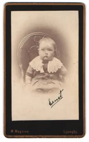 Fotografie M. Magnino, Ljungby, Ernst auf einem Stuhl sitzend