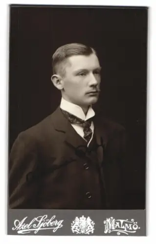 Fotografie Axel Sjöberg, Malmö, Stortorget, Eleganter junger Mann in Anzug