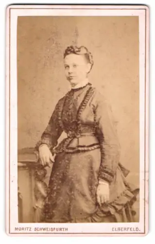 Fotografie Moritz Schweisfurth, Elberfeld, Herzogstrasse 41, Portrait einer Dame